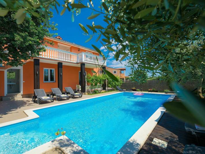 Ferienhaus für 14 Personen, mit Terrasse und Garten in Marčana