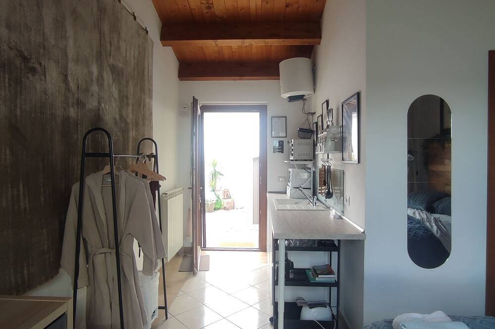 Entire apartment, Studio apartment with hot tub and patio in peaceful countryside! in Penne, Pescara Province