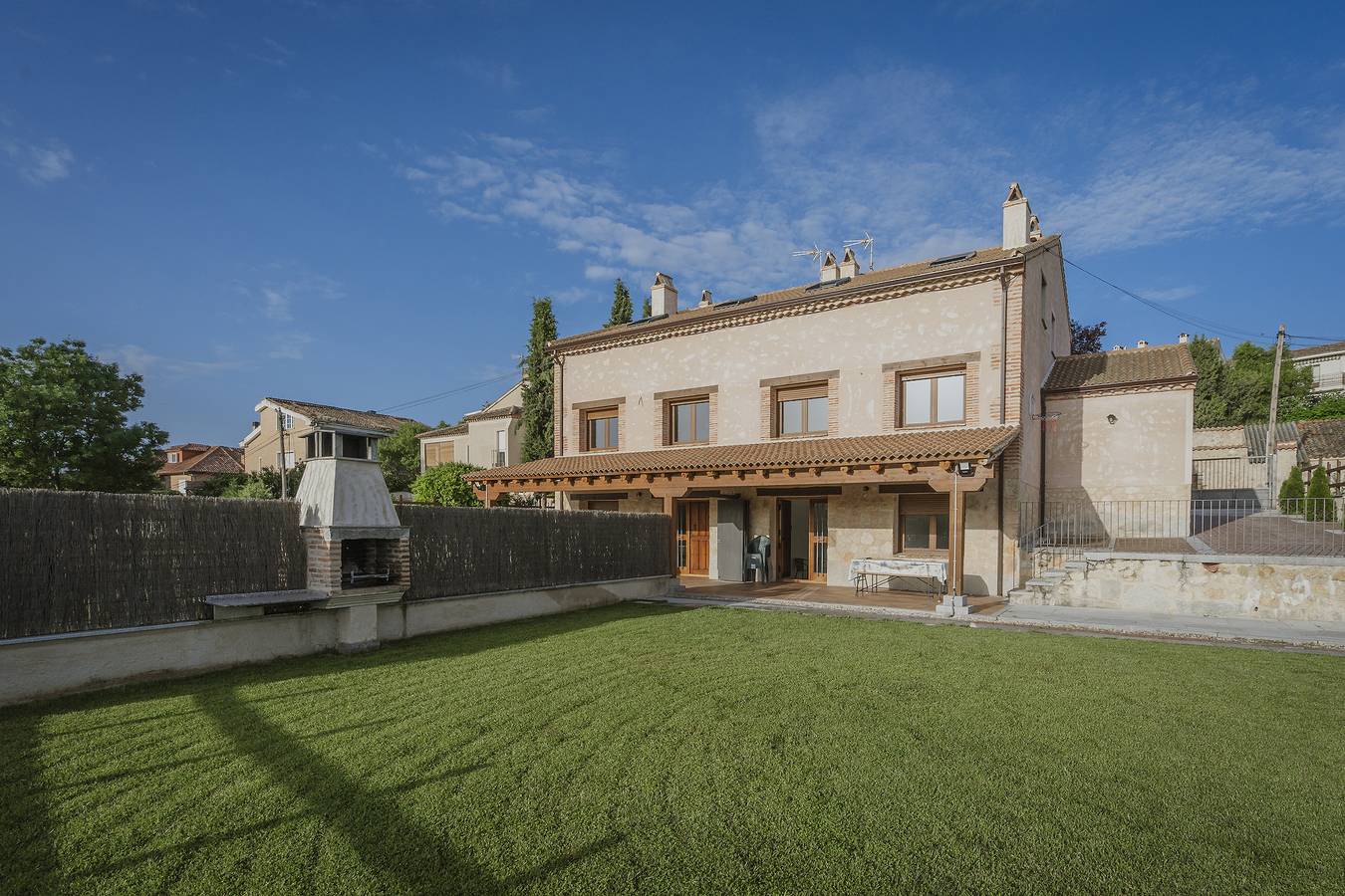 Ferienwohnung 'Velasco I' mit privater Terrasse, Wi-Fi und Klimaanlage in Cabañas de Polendos, Segovia Provinz