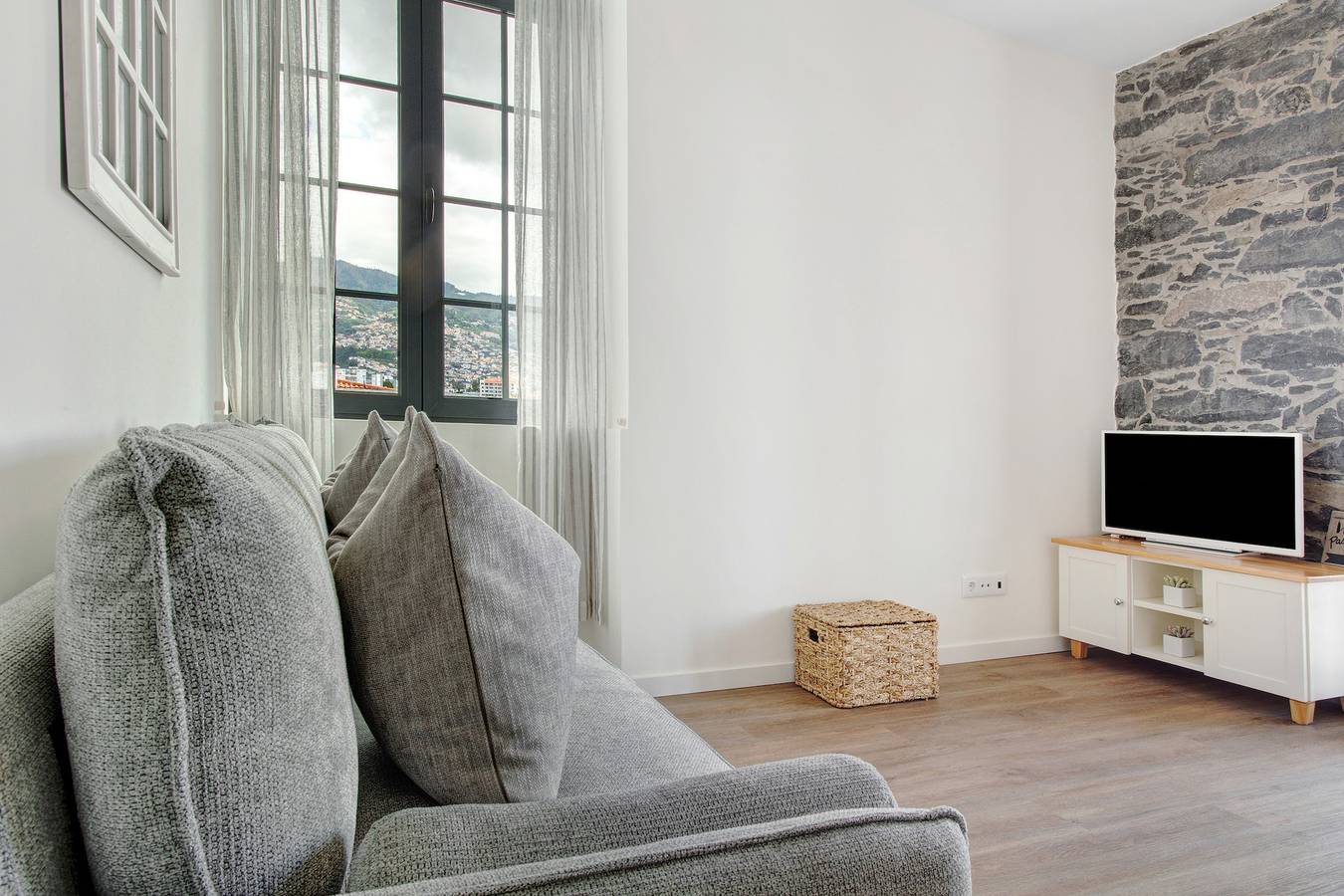 Entire studio, Studio Apartment '4' with Sea View, Shared Pool and Wi-Fi in São Martinho, Madeira