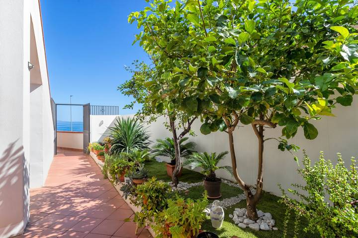 Monolocale intero, Studio 'Lo Scrigno' con giardino privato, Wi-Fi e aria condizionata in Scogliolungo, Porto Torres