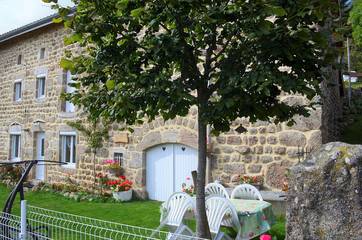 Gîte pour 5 personnes, avec jardin et terrasse, animaux acceptés à Saint-Romain (Puy-de-Dôme)