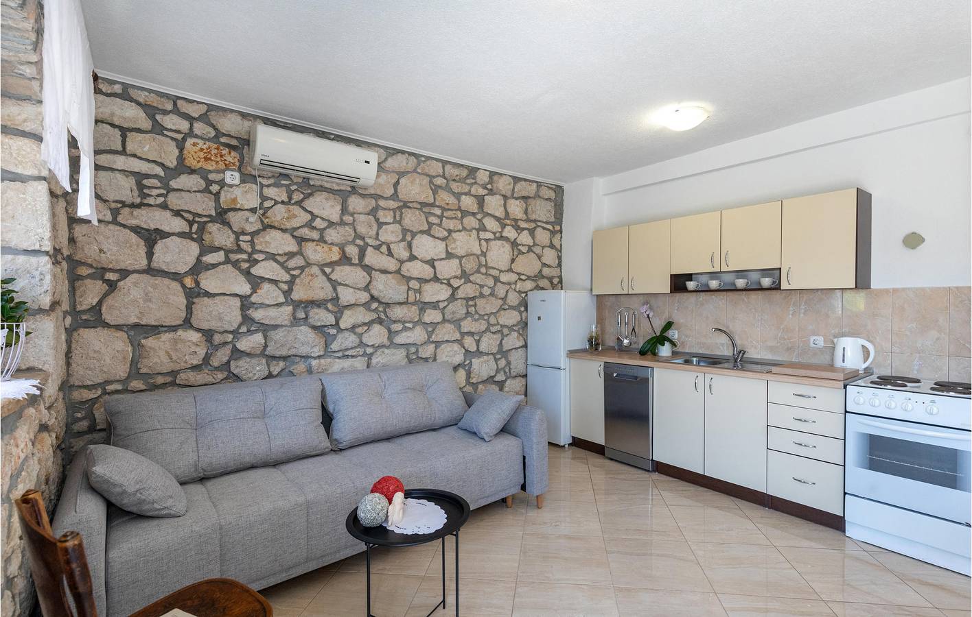 Ganze Ferienwohnung, Gemütliche 300 m zum Strand: Klimatisierte Wohnung mit Terrasse und Parkplatz in Blace, Dubrovnik-Neretva