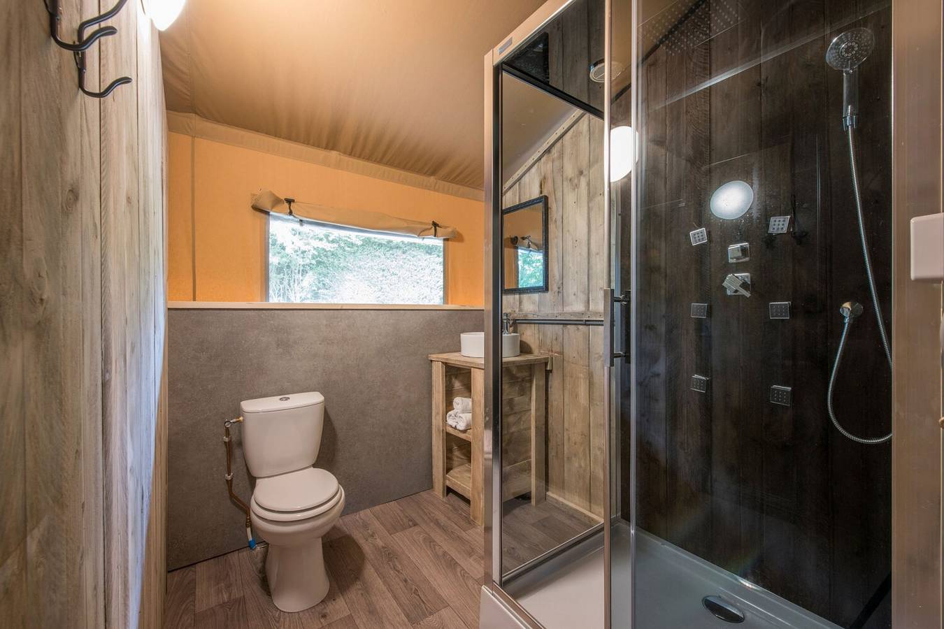 Wolfsven — Safaritent 6B in Mierlo, Noord-Brabant