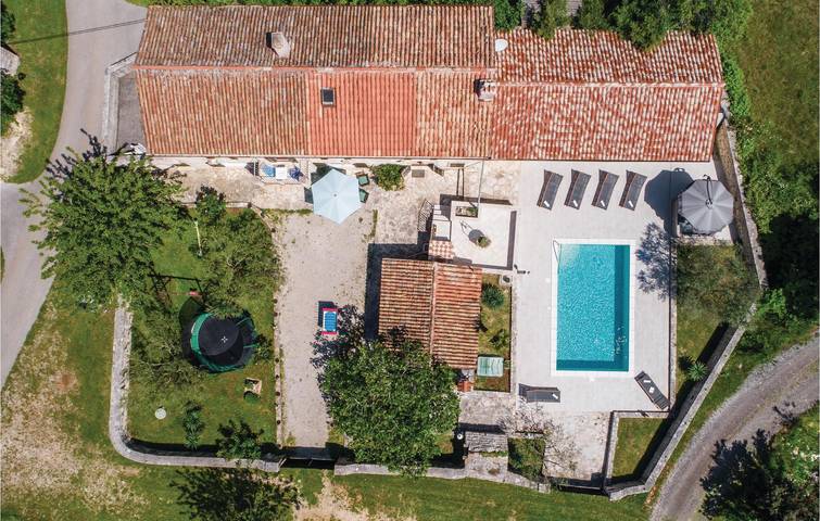 Reizende 2-Zimmer-Wohnung mit Pool und Terrasse in der Nähe des Stadtzentrums von Jursici in Jursici, Svetvinčenat