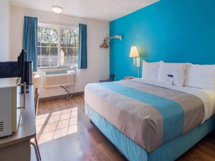 Entire apartment, 1 queen bed|mobility accessible|Nsmk in Wasco County