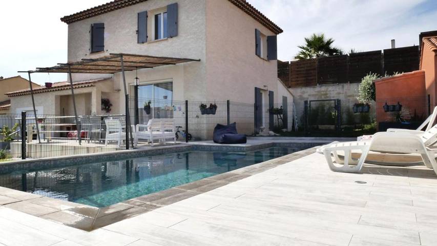 Villa pour 6 personnes, avec Terrasse ainsi que Jardin et Piscine