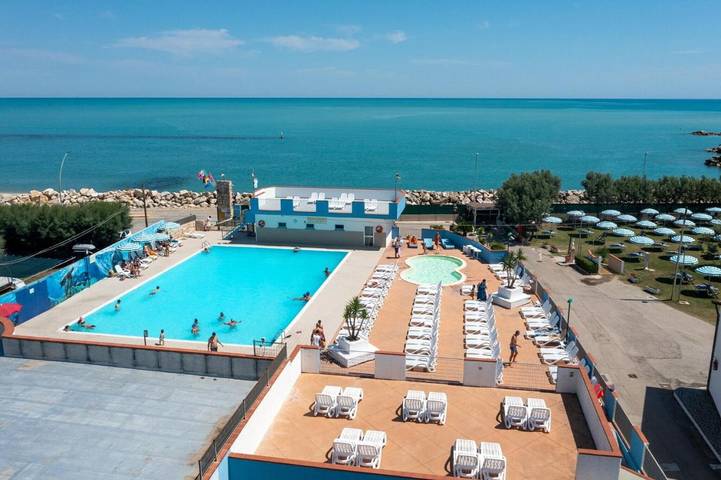 Bungalow per 4 persone, con Terrazza e Piscina per bambini nonché Piscina a Roseto degli Abruzzi