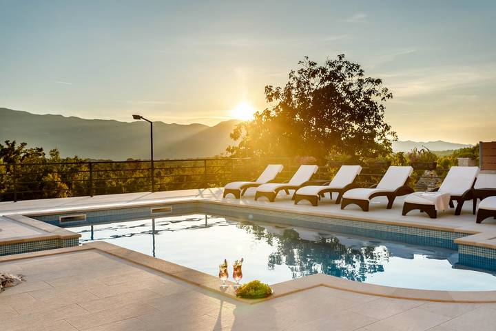 Villa mit Pool in Dalmatinisches Zagora