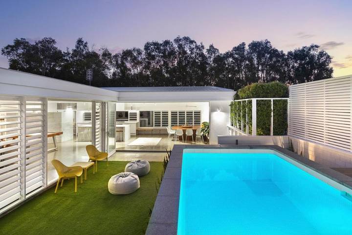 Villa for 8 people, with garden and view as well as pool in Sunshine Coast