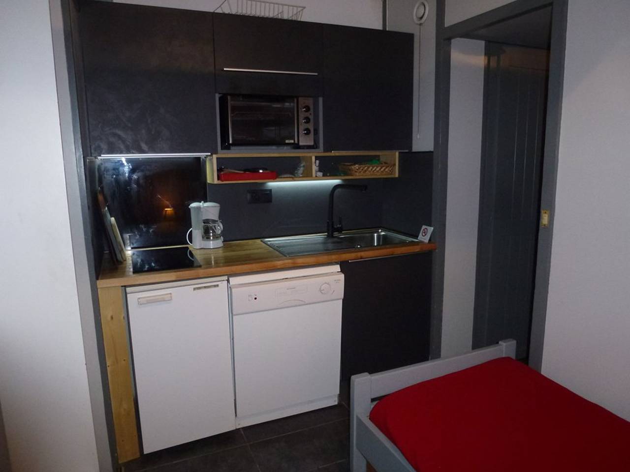 Entire studio, Studio for 4, south balcony, ski-in/ski-out in Isola 2000, Isola