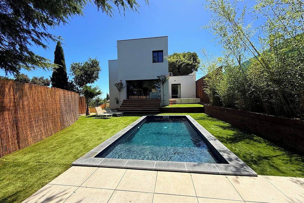 Contemporary villa with a pool and panoramic views in Tavel, Nimes und Umgebung