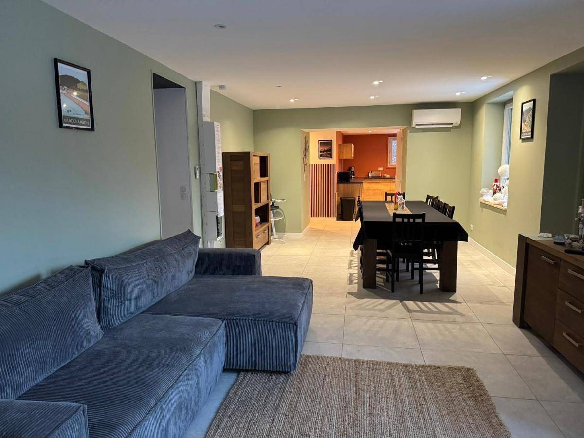 Appartement entier, Apartment in Murol, Parc naturel régional des Volcans d'Auvergne