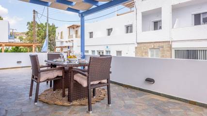 Gîte pour 6 personnes, avec terrasse dans Adamas