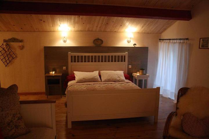 Location de vacances pour 2 personnes, avec vue et jardin ainsi que terrasse et piscine dans Largentière - 2