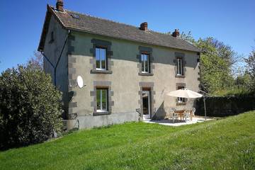 Gîte pour 5 personnes, avec terrasse et jardin à Manzat