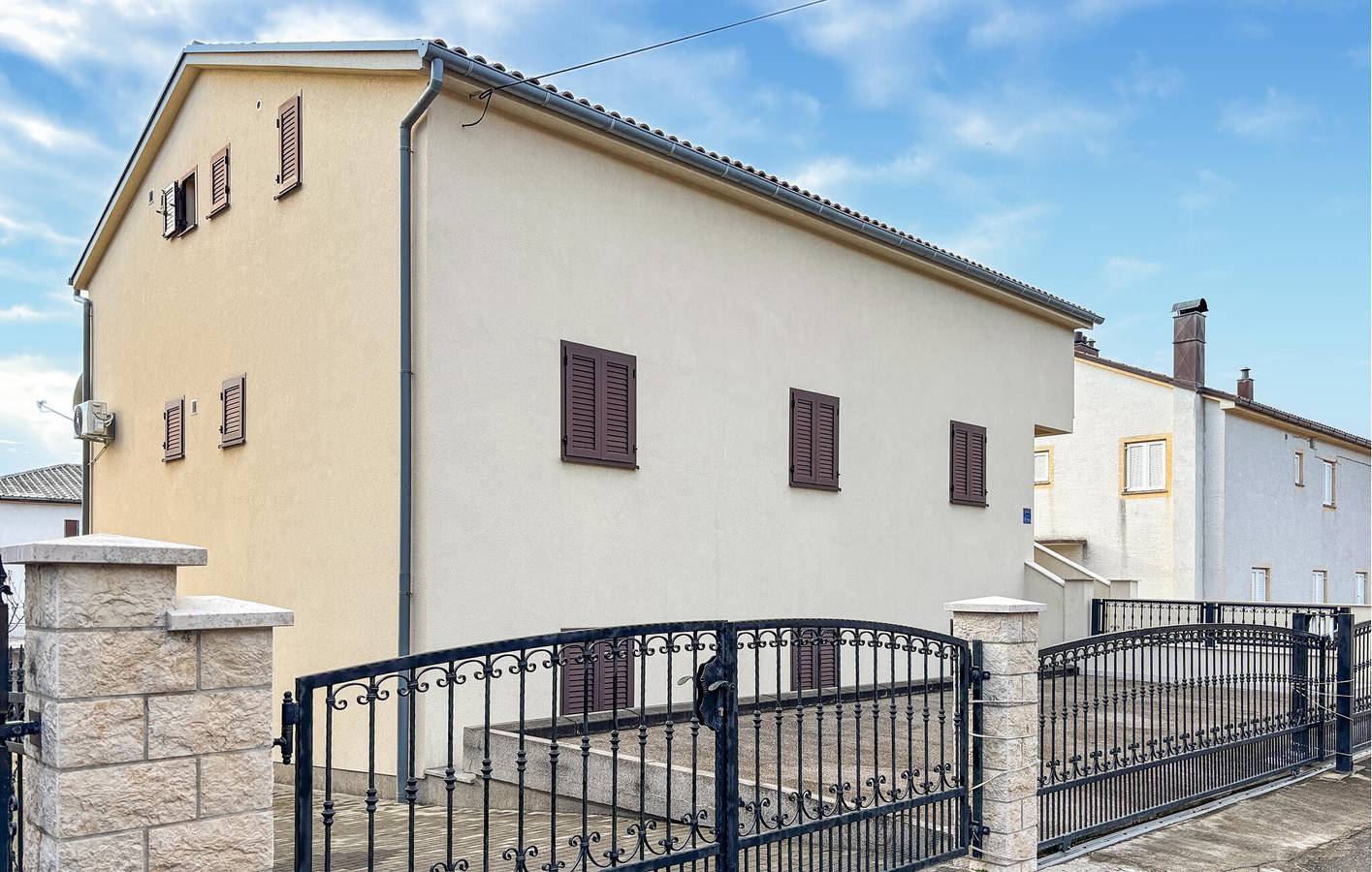 Ganze Ferienwohnung, Gemütlich, 2 km vom Strand entfernt: Modernes Apartment mit Terrasse und WLAN in Novi Vinodolski, Primorje-Gorski Kotar