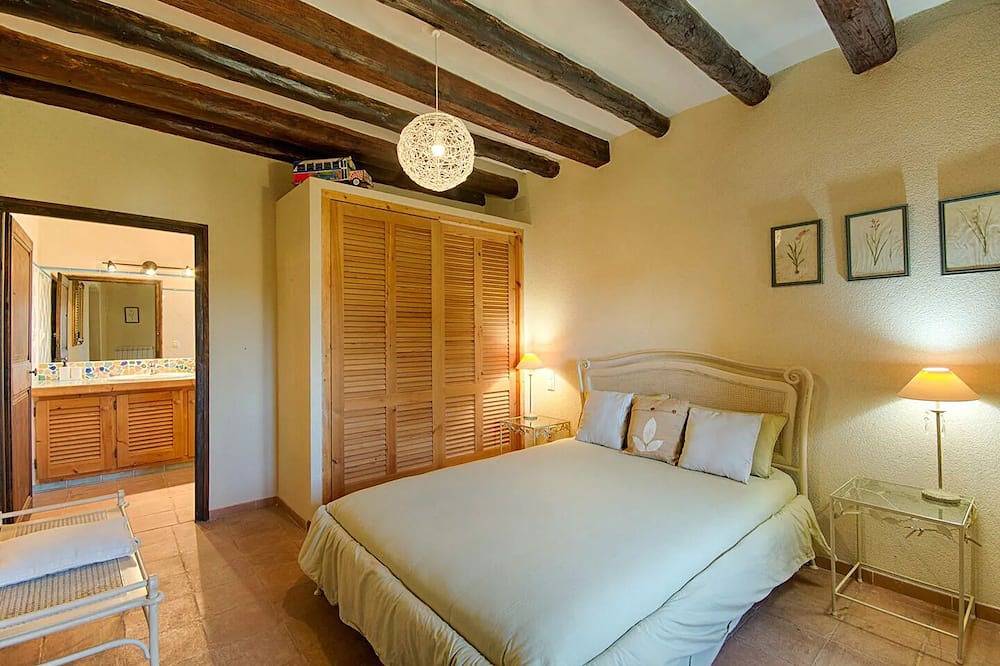 Mas du Xvii eme siècle, 1000m2, parking, wifi, swimming pool, outdoor jacuzzi, 18 pax in Cistella, Alt Empordà