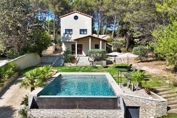 Location de vacances pour 10 personnes, avec terrasse ainsi que piscine et jardin, adapté aux familles à Ventabren