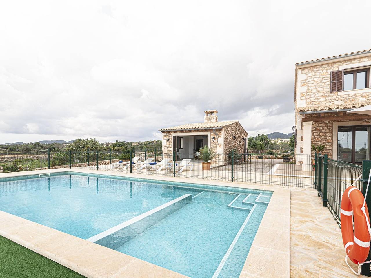 Villa Sa Bassa. Schöne Villa für 10 Personen mit Schwimmbad und Meerblick in Cala d'Or, Santanyí
