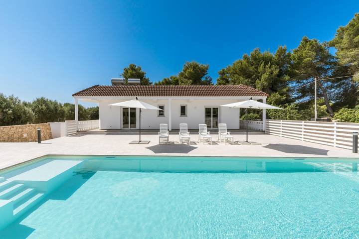 Villa pour 10 personnes, avec piscine et jardin, animaux acceptés à Maruggio