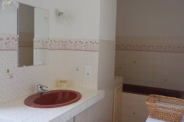 Location de vacances pour 4 personnes, avec piscine ainsi que jardin et terrasse à Lacoste - 3