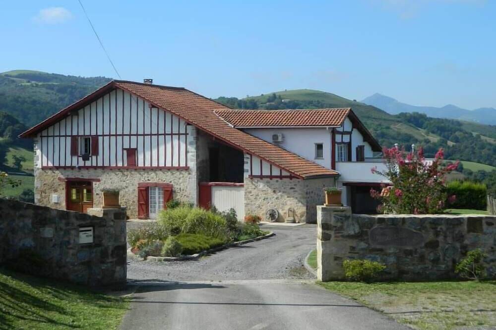 Appartement entier, Belle location à 5 km des thermes de cambo les bains dans une ancienne ferme . in Hasparren, Région de Bayonne