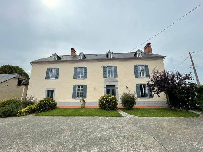 Gîte pour 15 personnes, avec vue et jardin dans Andoins