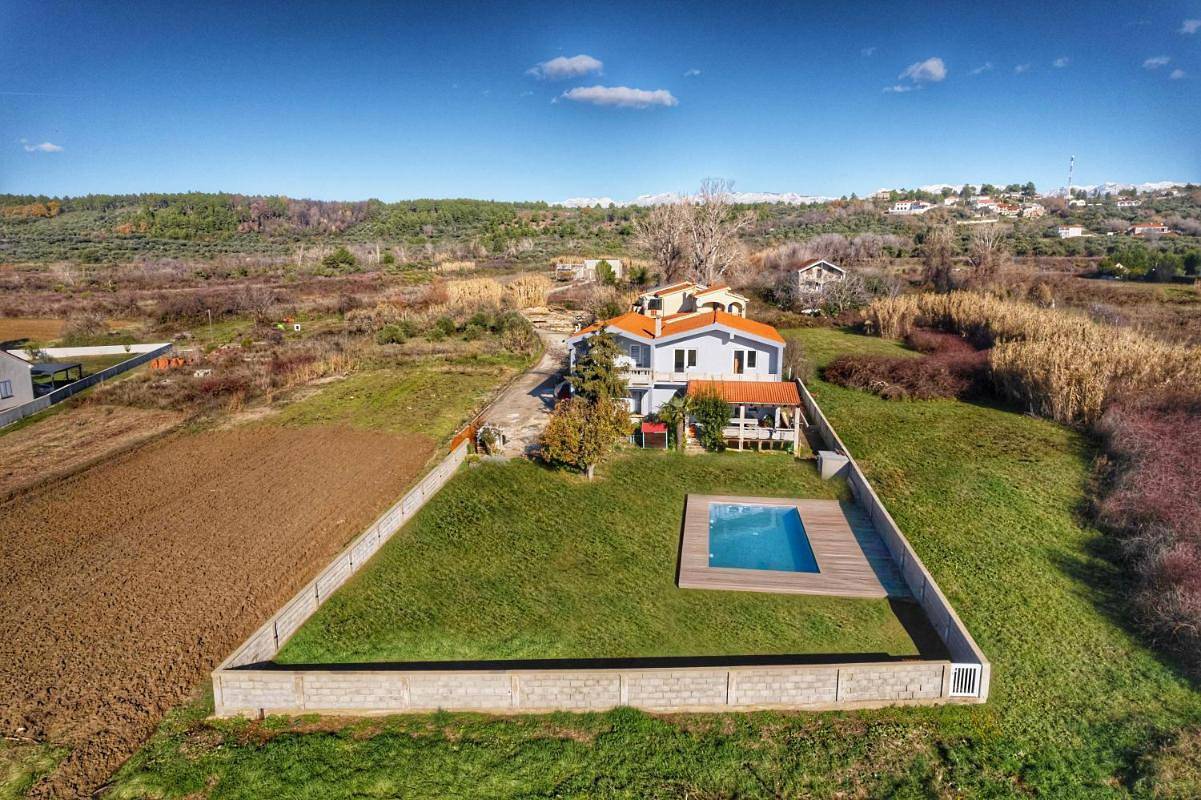 Charmantes Ferienhaus in Ljubač mit privatem Pool und Bergblick in Ljubac, Zadar