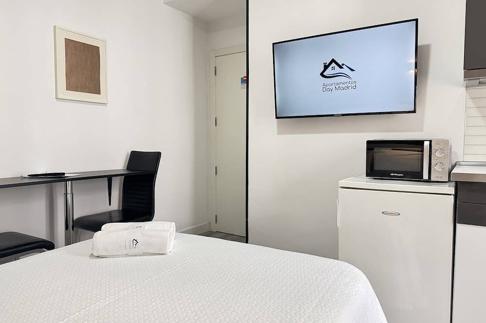 Cozy Street View Double Room with Bathroom | 033 in Centro (Madrid), Madrid