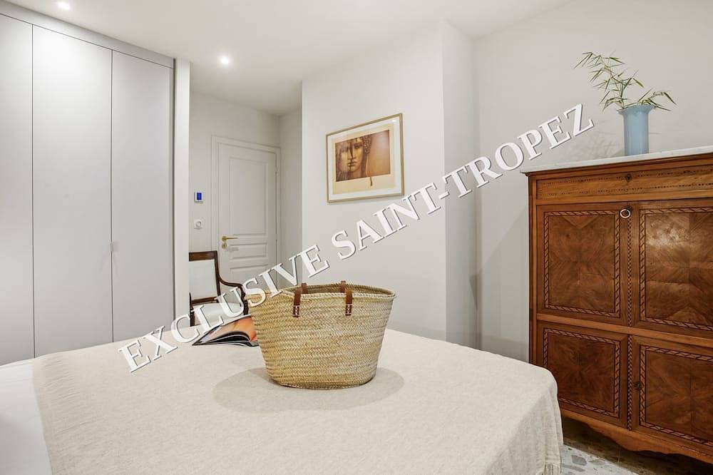 Appartement entier, Pied-à-terre tropézien avec vue port, au cœur du village in Saint-Tropez, Côte méditerranéenne (France)