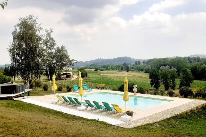 Location de vacances pour 18 personnes, avec jardin et jacuzzi à Tigliole