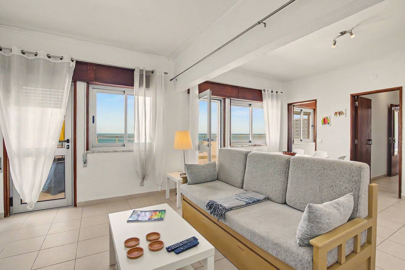 Maison de vacances T1 avec terrasse face à la plage, vue mer, balcon et Wi-Fi in Cavacos, Quarteira