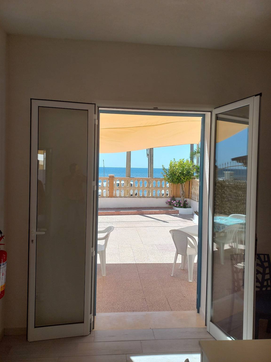 Apartamento entero, Casa de vacaciones 'Casa Damari-Frente a la Playa' con vistas al mar y terraza privada in Petrosino, Provincia de Trapani