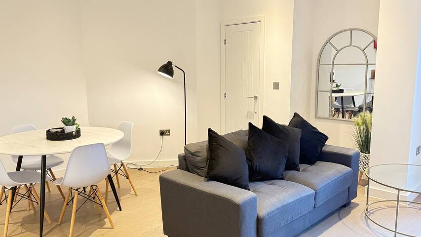 Entire holiday apartment, 1 Bed - Sleeps 2 - City Centre - Free Parking in Hertfordshire