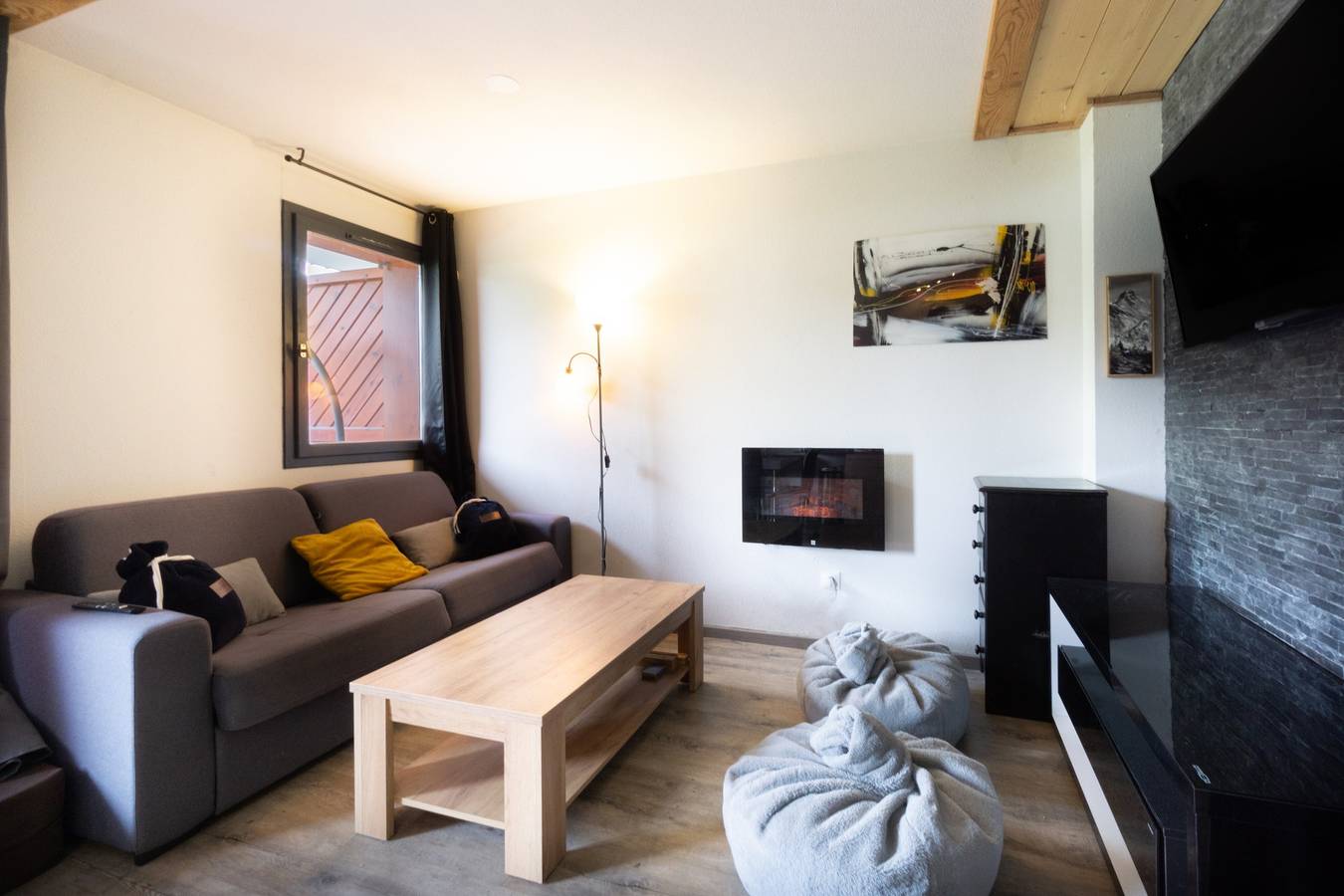 Apartamento entero, Apartamento 'Albiez' con vistas a las montañas, piscina compartida y Wi-Fi in Col du Mollard, Albiez-Montrond