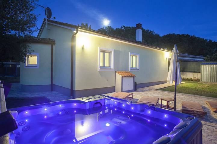 Ferienhaus für 6 Personen, mit Garten und Terrasse sowie Whirlpool - 1