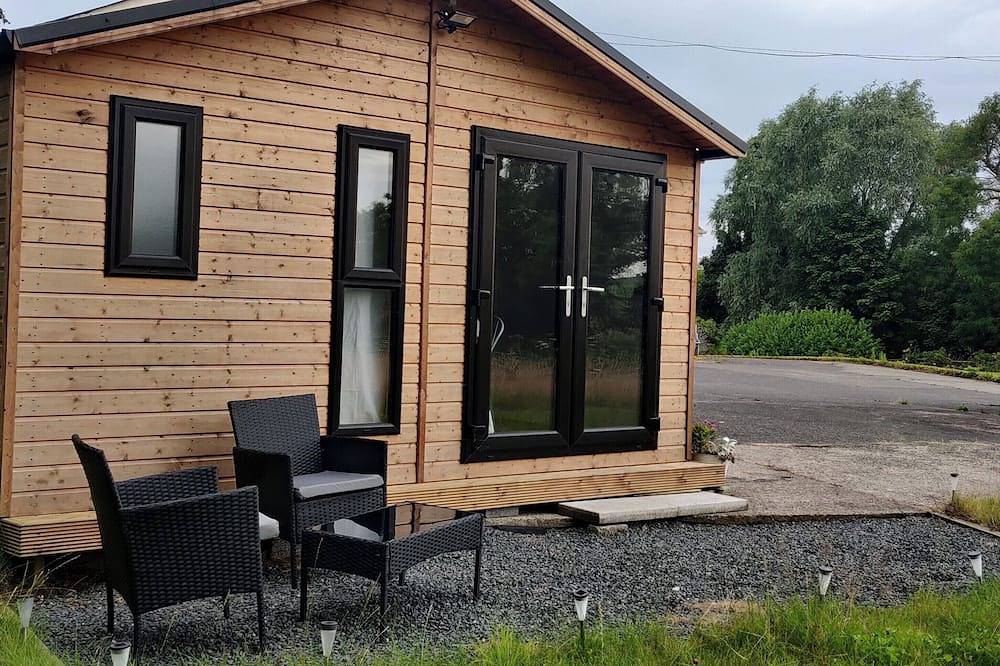 Cosy Log Cabin - views of Scrabo Tower in Comber, Strangford Lough