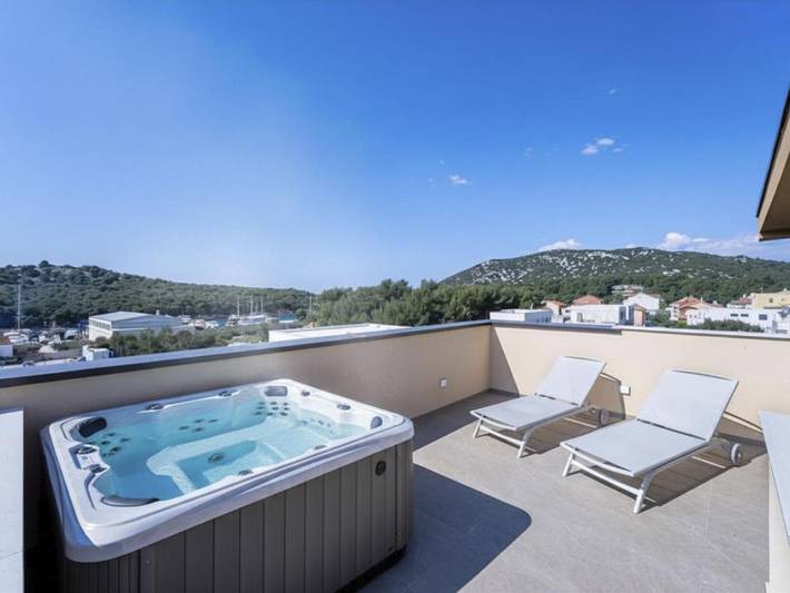Villa pour 8 personnes, avec piscine et balcon ainsi que jacuzzi et sauna à Tribunj - 2