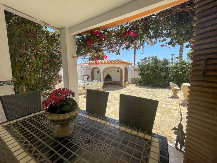 Geheel appartement, Appartement 'Studio La Terraza' met zeezicht, zwembad, tuin & Wi-Fi in Torrox Costa, Torrox