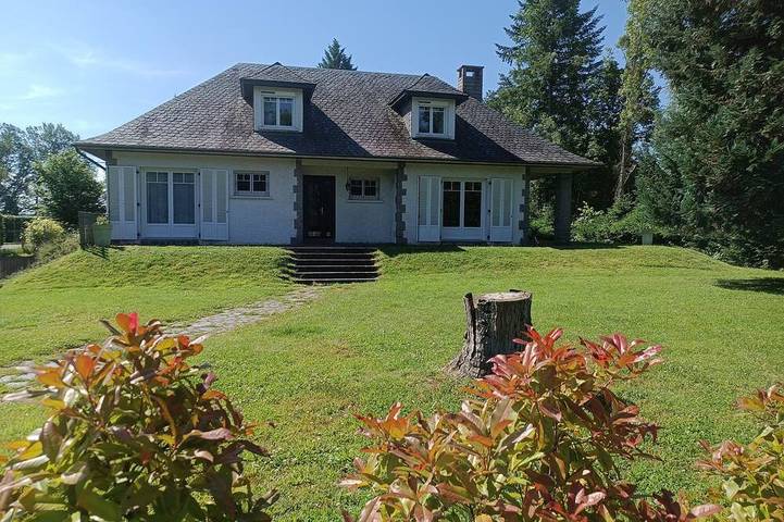 Location de vacances pour 12 personnes, avec Terrasse et Jardin à Lanobre