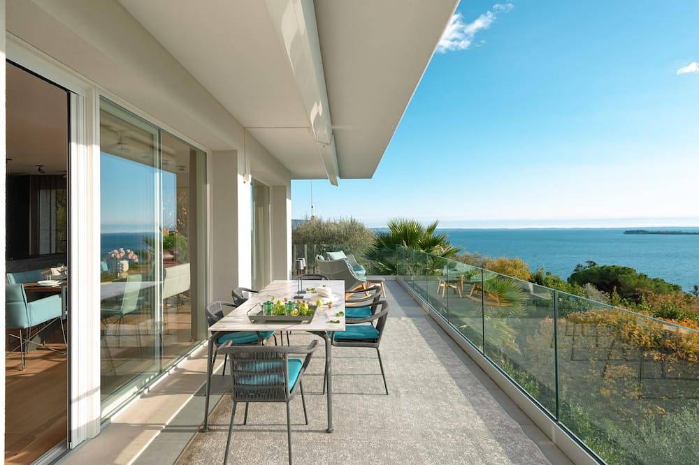 Villa Panorama mit herrlichem Seeblick, beheiztem Pool und Servicefahrzeug in Gardone Riviera, Gardasee-Berge