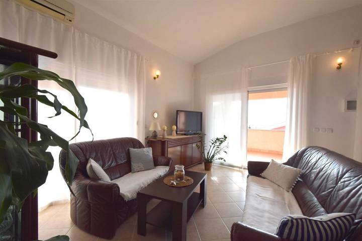 Ferienwohnung für 5 Personen, mit Balkon und Terrasse in Pinezici - 4
