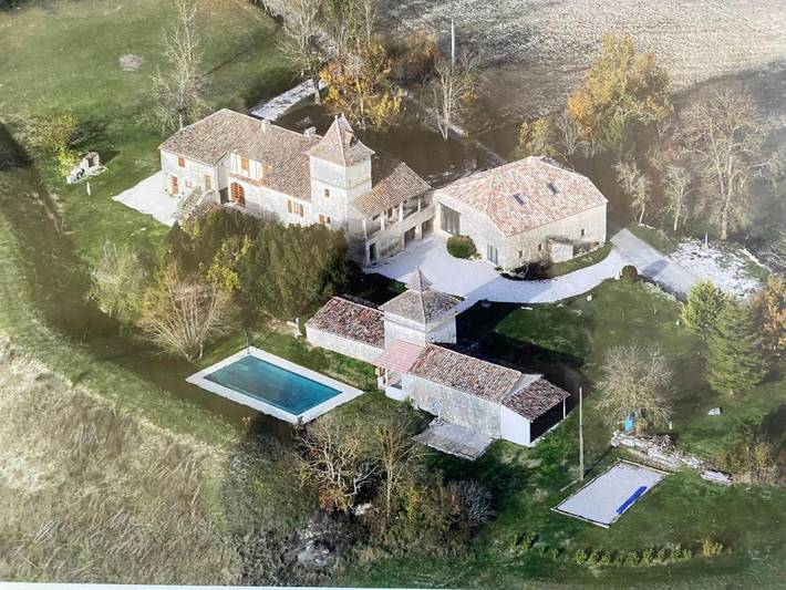 Location de vacances pour 12 personnes, avec vue ainsi que jardin et piscine, adapté aux familles à Montdoumerc