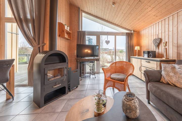 Ferienhaus für 4 Personen, mit Whirlpool und Terrasse sowie Garten und Sauna in Rechlin