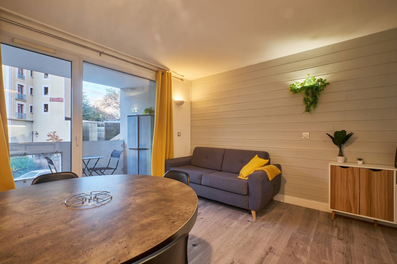 Ganze Wohnung, Ferienwohnung 'Petit Cocon Proche Lac Et Stations' mit Gemeinschaftspool, Balkon und Wlan in Allevard, Isère