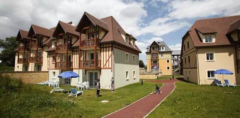 Gîte pour 6 personnes, avec vue ainsi que jardin et piscine à Saint-Arnoult