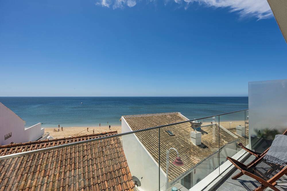 Ganze Wohnung, Frontline Seaview Apartment in Praia da Salema, Naturpark Südwest-Alentejo und Costa Vicentina