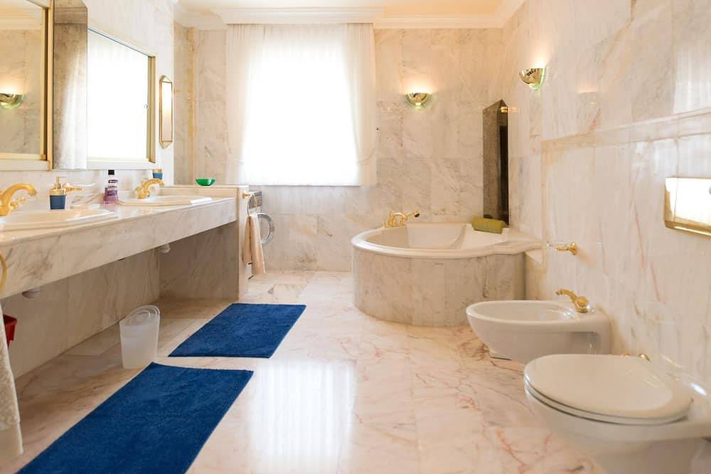 Apartamento entero, Large Penthouse Apartment in a Luxury Villa with Pool ans Sea View in Chayofa, Arona 