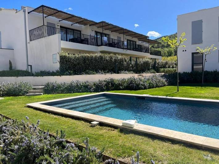 Appartement de vacances pour 6 personnes, avec piscine ainsi que vue et jardin
